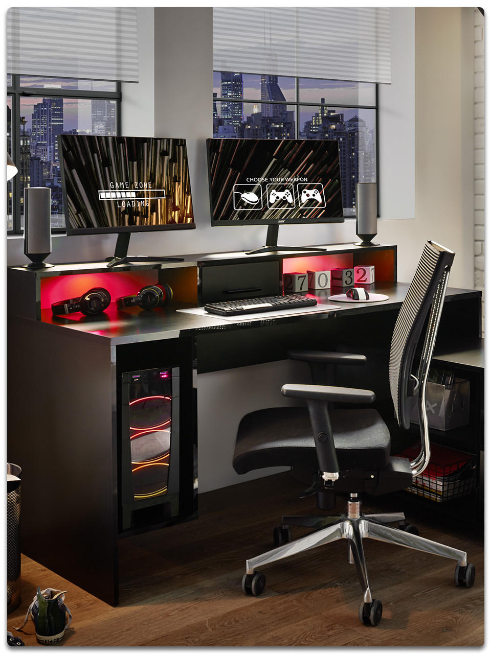 Gaming Zimmer mit schwarzen Schreibtisch und schwarzen Gaming Stuhl