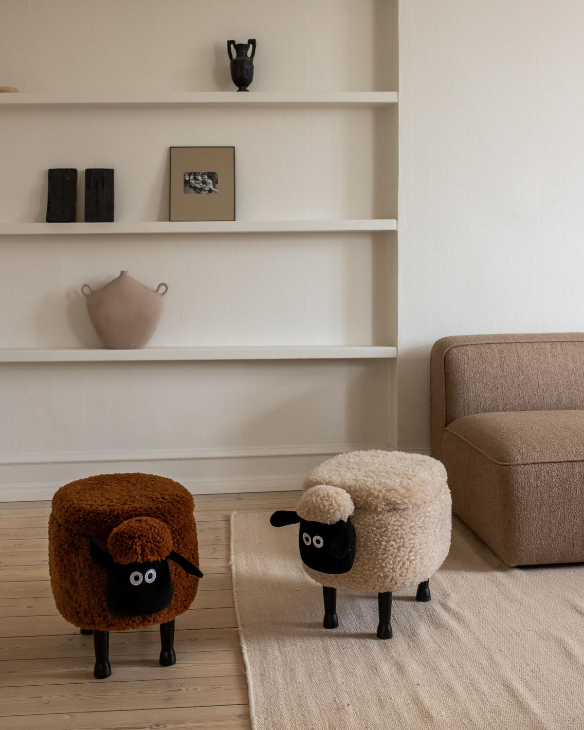 STOLIČKA VE TVARU ZVÍŘÁTKA Hnědá Sheep 35/55/40 cm - hnědá, textil/plast (55/40/35cm) - Beliani