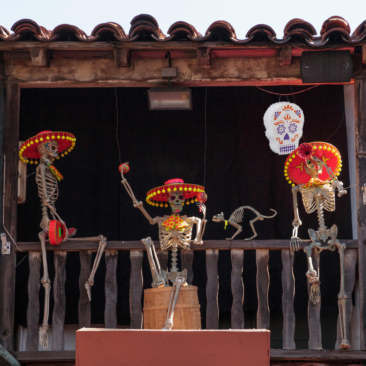 PINATA Totenkopf - Weiß, Papier/Wellpappe (27.5/35.5/10cm) - Relaxdays