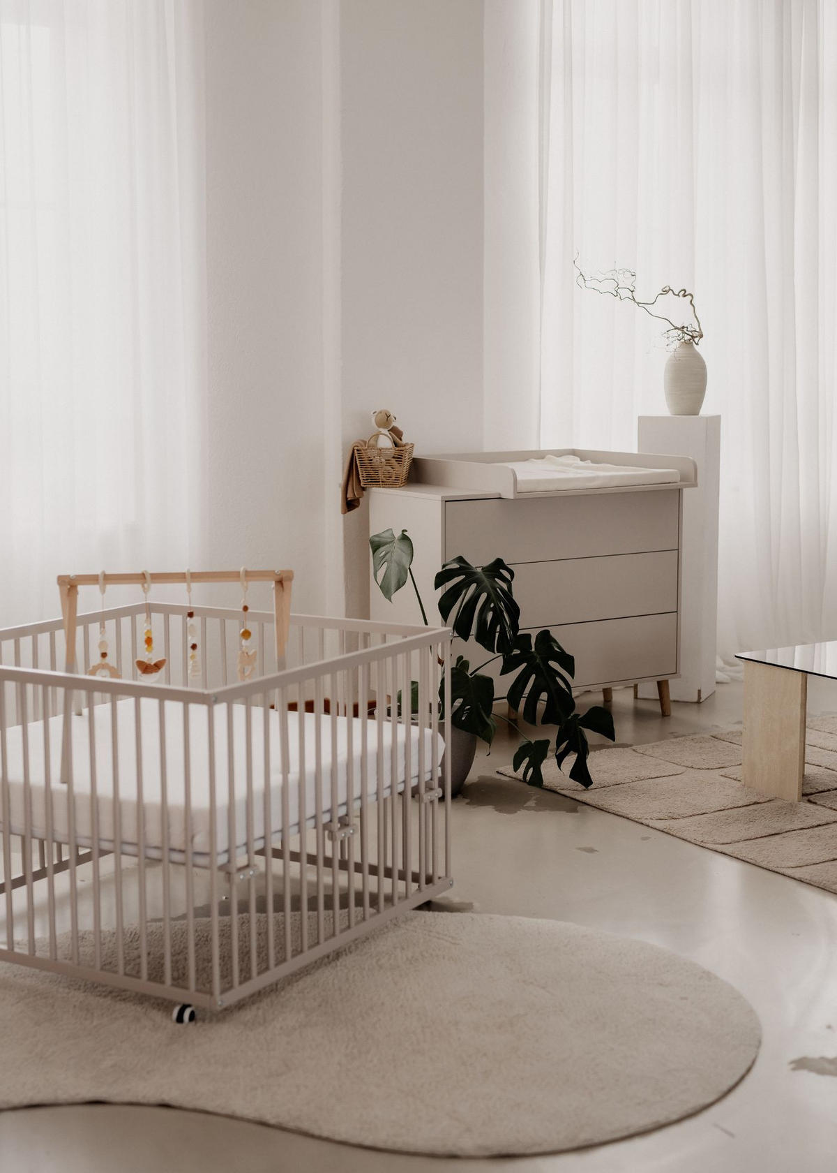 WICKELKOMMODE EDEN – Push-to-Open, Touch-Close, abnehmbarer Wickelaufsatz & Schubladen mit Fächern - sahara dust - Buchefarben/Sahara, Holzwerkstoff/Buchenholz (71/94/114cm) - Sämann – make a difference.