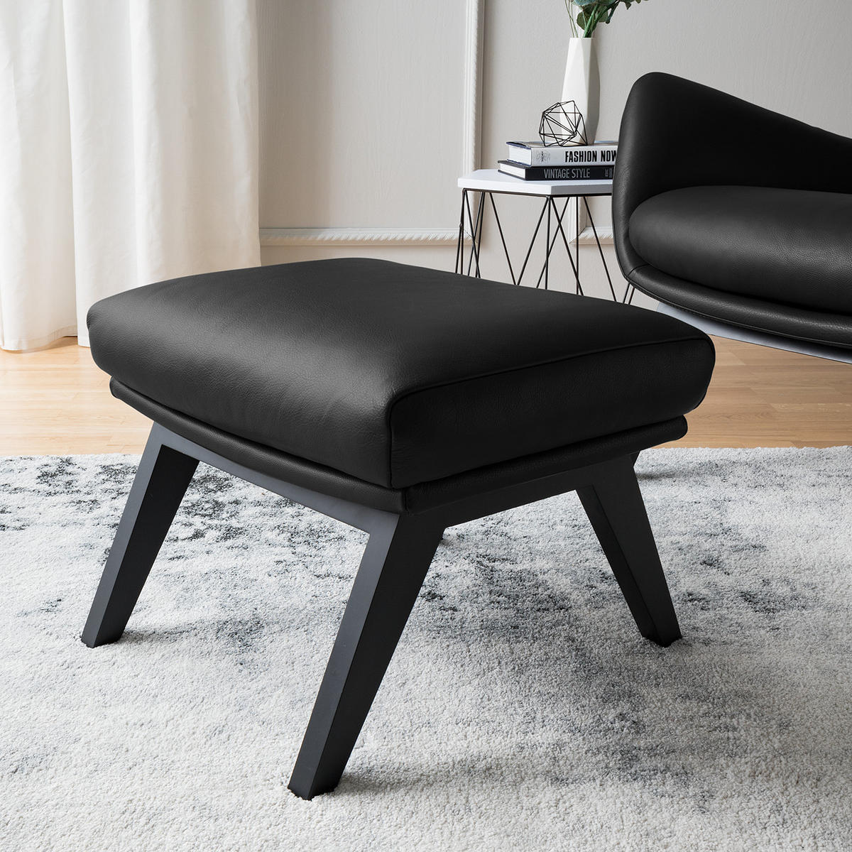 HOCKER mit Holzfüßen - Schwarz, Leder/Birkenholz (54/41/41cm) - home24