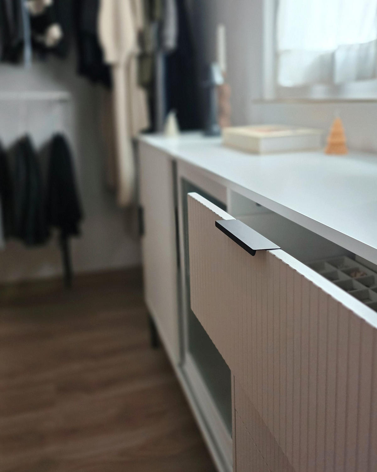 SIDEBOARD se skleněnými dveřmi Bílý Leduc - bílá, kompozitní dřevo (150/86/40cm) - Beliani