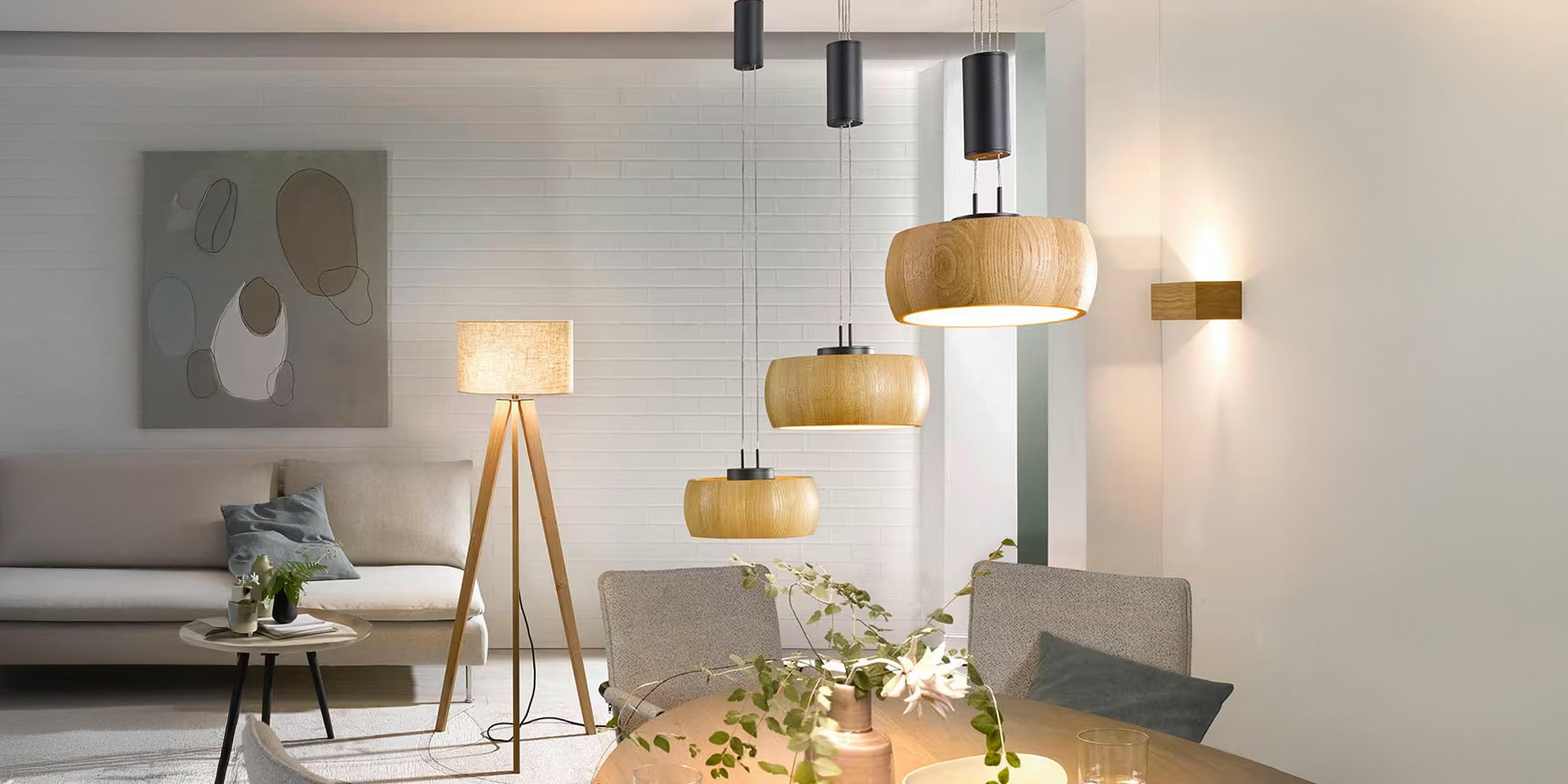 Stilvolles Wohnzimmer mit Tisch und Stühlen, das durch dimmbare Beleuchtung eine einladende Stimmung schafft.
