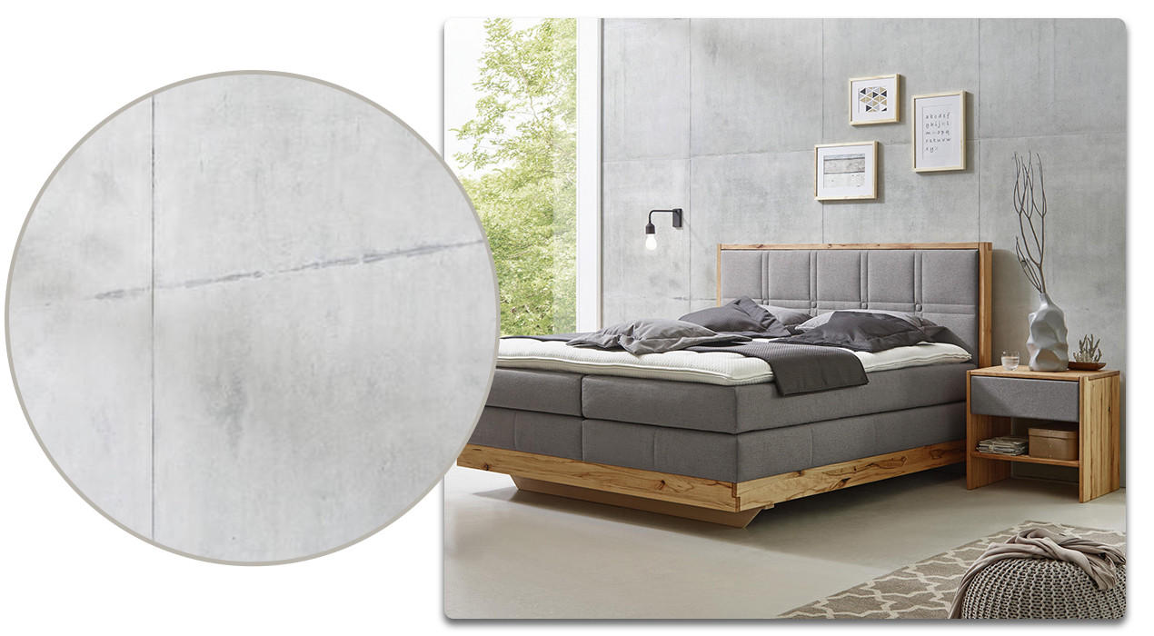 Schlafzimmer in Grau: Bett mit Holzelementen und grauen Polstern vor grauer Wand