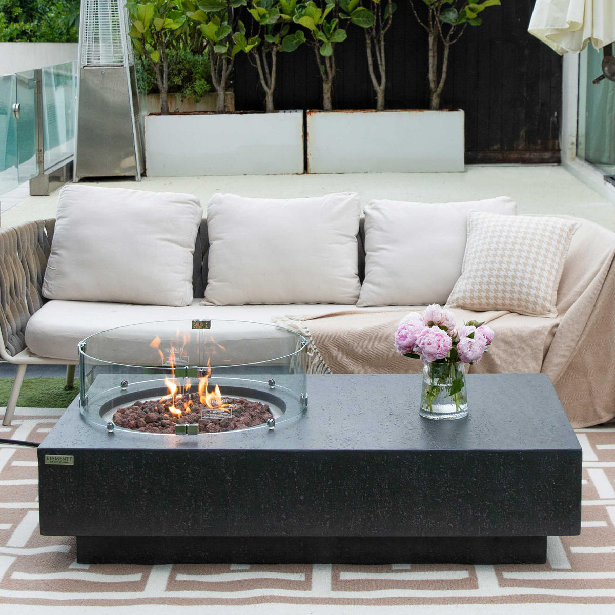 FEUERTISCH Metropolis Gasfeuerstelle aus GF-Beton - 4-tlg. Set inkl. Glasumrandung, Brennerabdeckung und Gasflaschen-Abdeckung - Dunkelgrau, Naturmaterialien (81/35/142cm) - Elementi