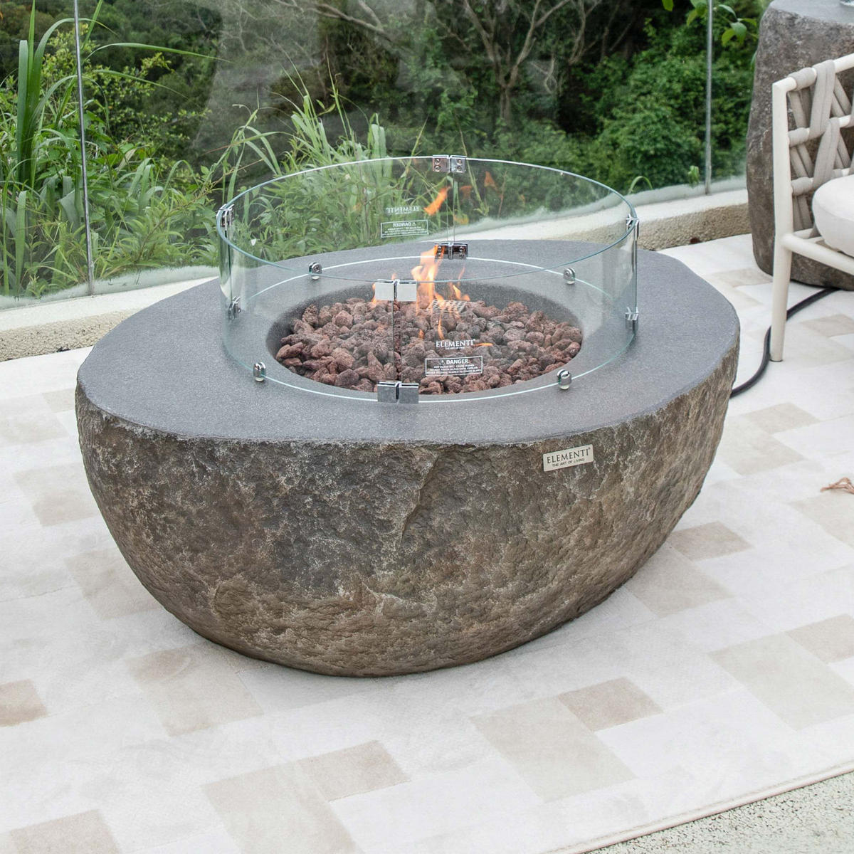 FEUERTISCH Boulder Gasfeuerstelle aus GF-Beton - 4-tlg. Set inkl. Glasumrandung, Brennerabdeckung und Gasflaschen-Abdeckung - Naturfarben, Naturmaterialien (89/41/110cm) - Elementi