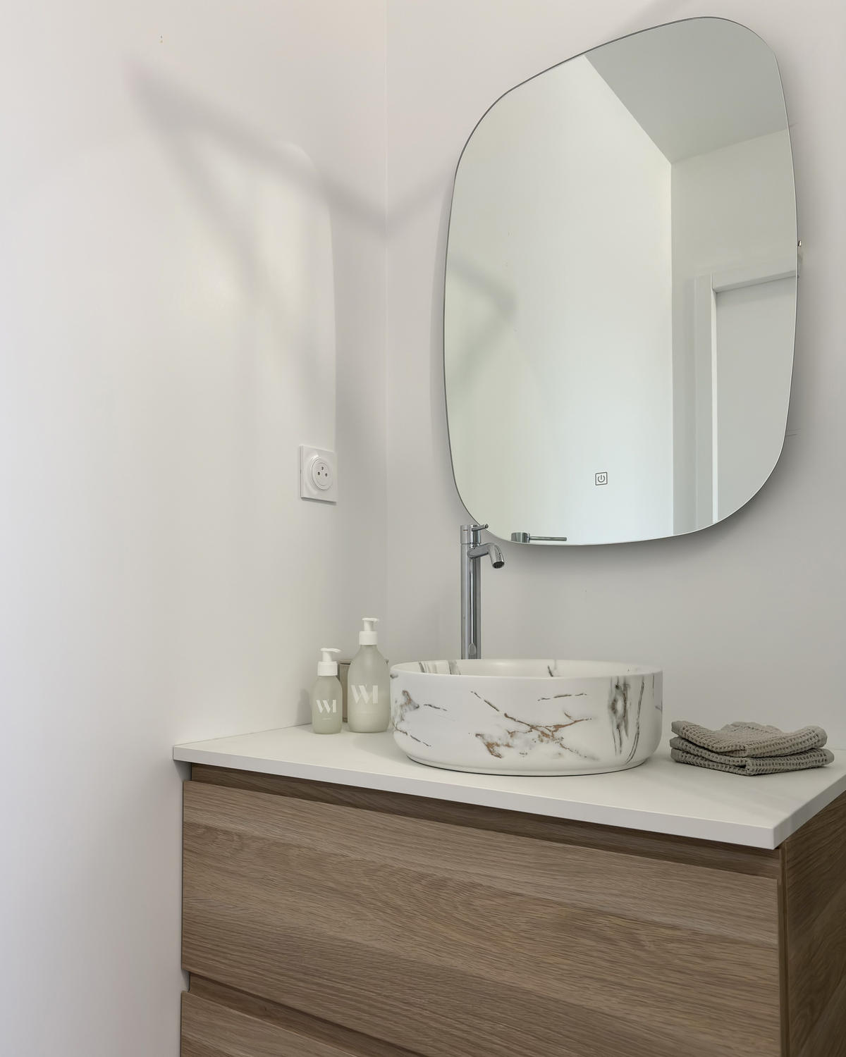 OVÁLNÝ Led nástěnné zrcadlo 78 cm Stříbrný Bergerac - stříbrná, sklo (78/3/58cm) - Beliani