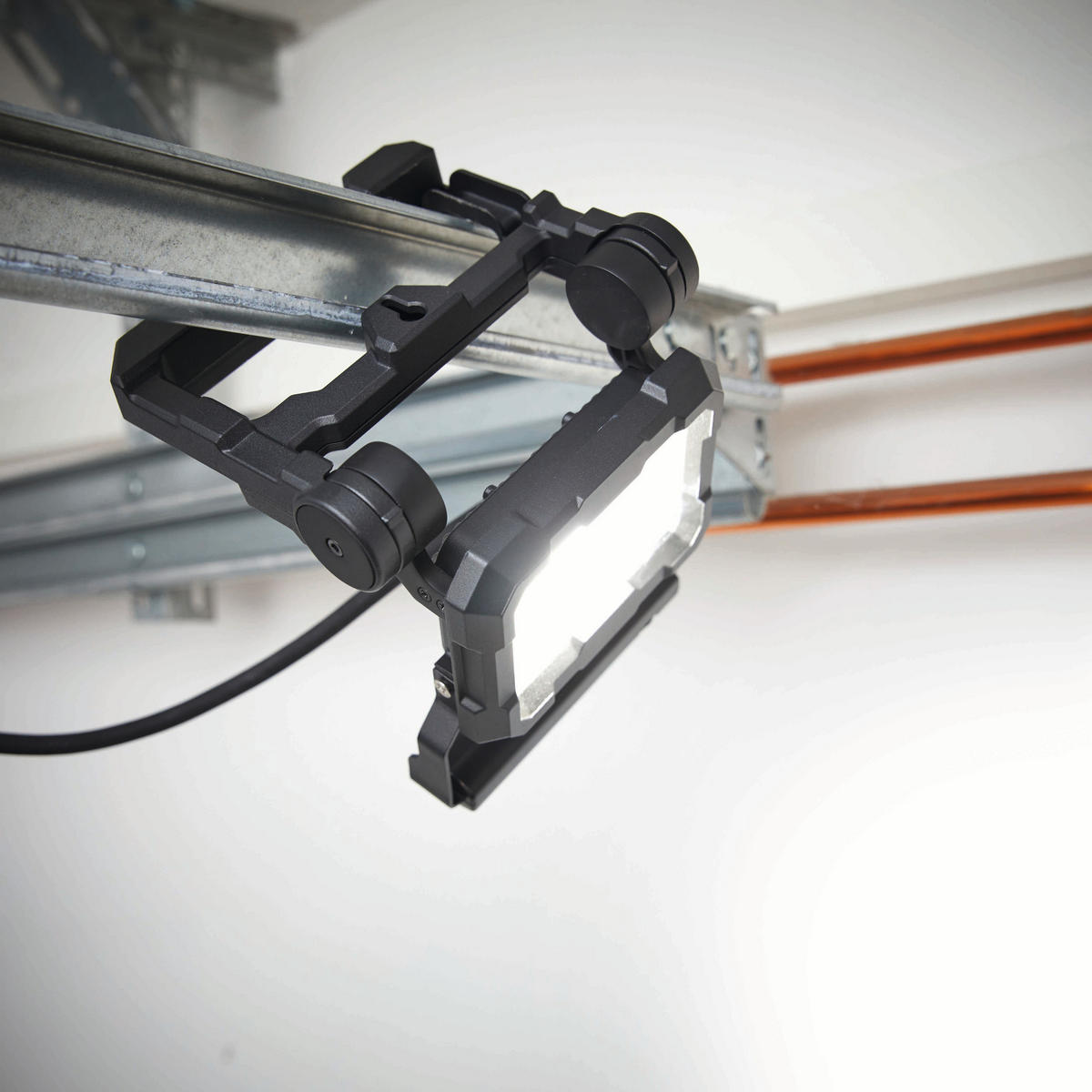 LED-ARBEITSSTRAHLER - 20W mit 2200 Lumen, IP65 spritzwassergeschützt und stabilem Standfuß, 3m Zuleitungskabel - Schwarz, Metall (6/16.4/17.7cm) - Northpoint