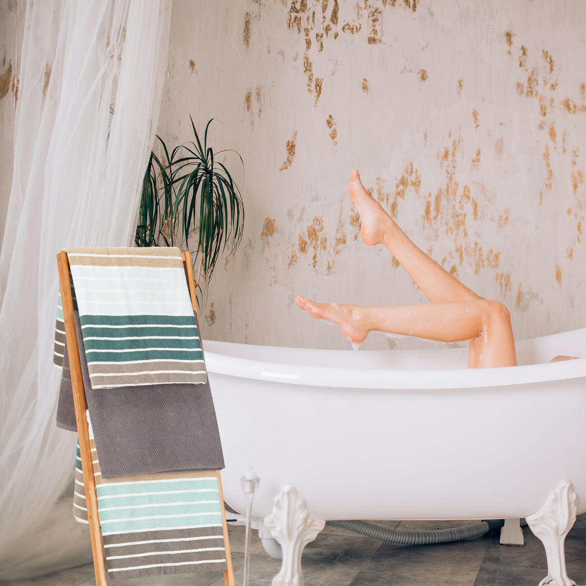 DRŽIAK na uteráky - svetlohnedá, drevo (40.5/98/28cm) - Relaxdays