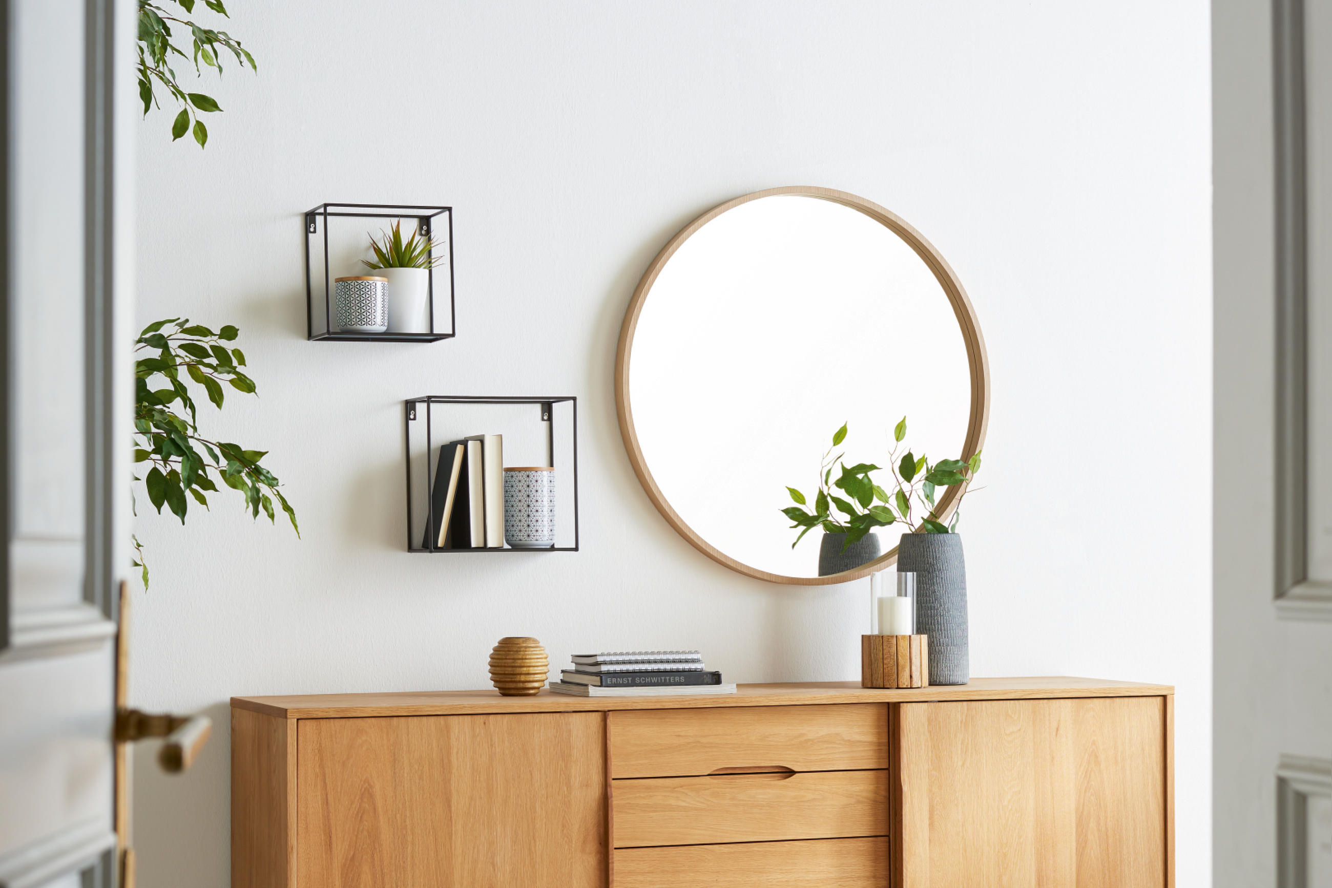 Kulaté nástěnné zrcadlo s komodou