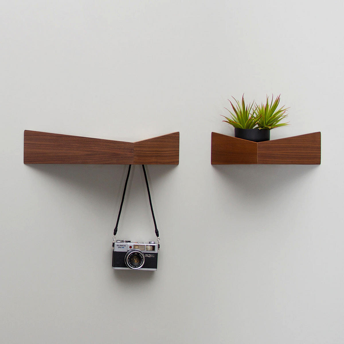 WANDREGAL Pelikan mit Haken Klein - Walnussfarben, Holz (33.5/10/15cm) - Woodendot