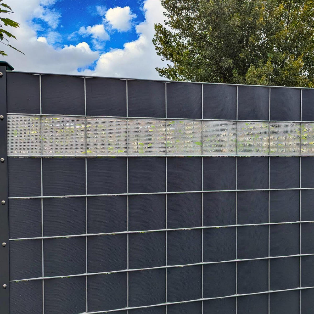 SICHTSCHUTZSTREIFEN Rille Gelocht 30 Prozent PP Streifen Tannengrün 26m - Dunkelgrün, Kunststoff (2600/19cm) - ZAUN|ZU