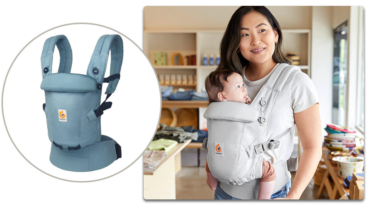 frau mit baby in Babytrage und blaue Babytrage als Freisteller