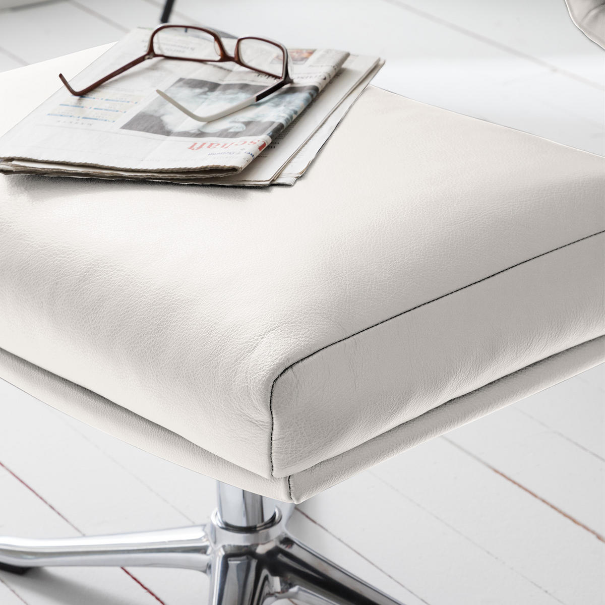 HOCKER mit Kreuzfuß - Chromfarben/Weiß, Leder/Metall (54/41/41cm) - home24