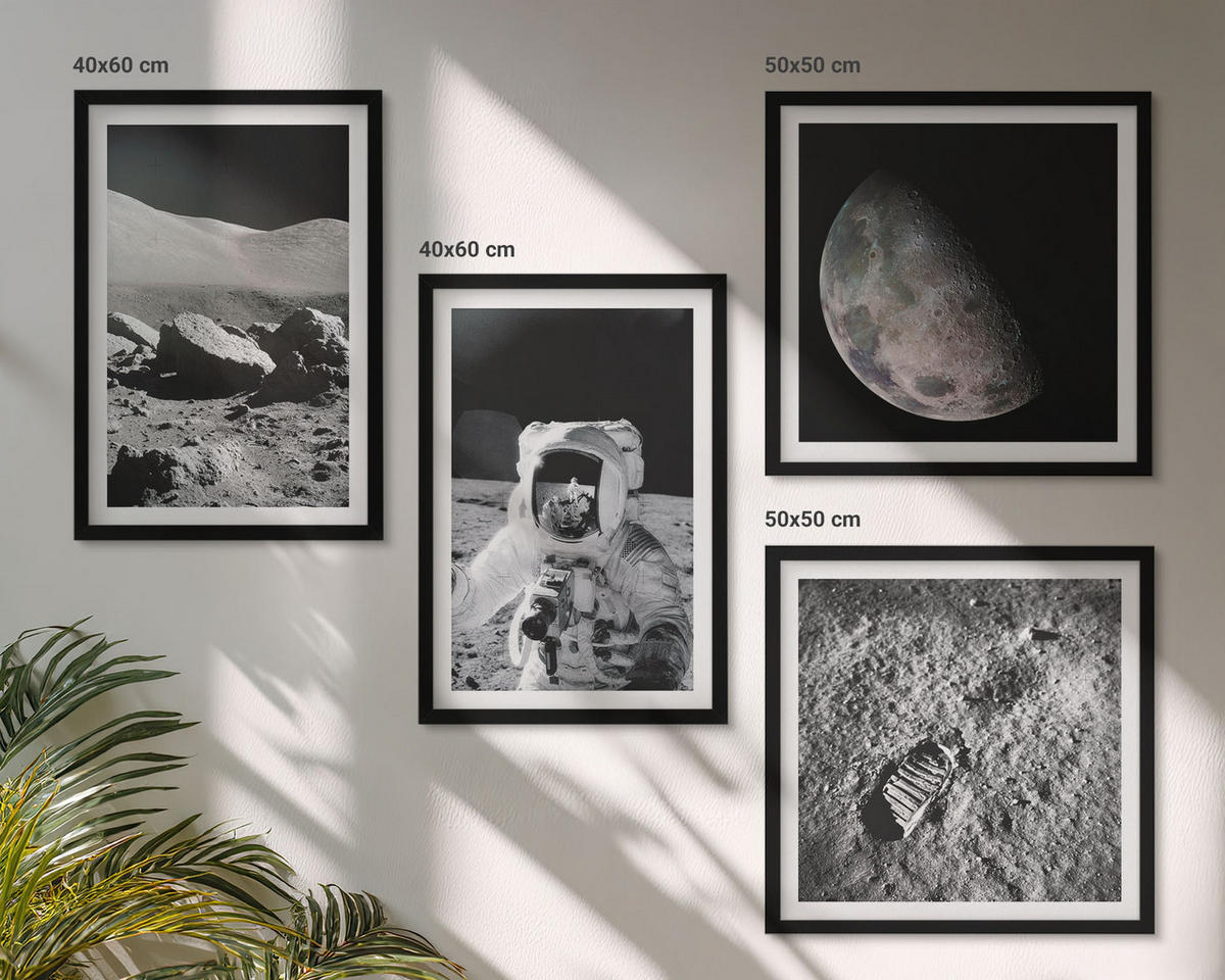 BILDER SET 4er Set - 50x50 cm & 40x60 cm Schwarzer Rahmen - Fußabdruck eines Astronauten auf dem Mond - Schwarz, Kunststoff (50/50cm) - TULUP