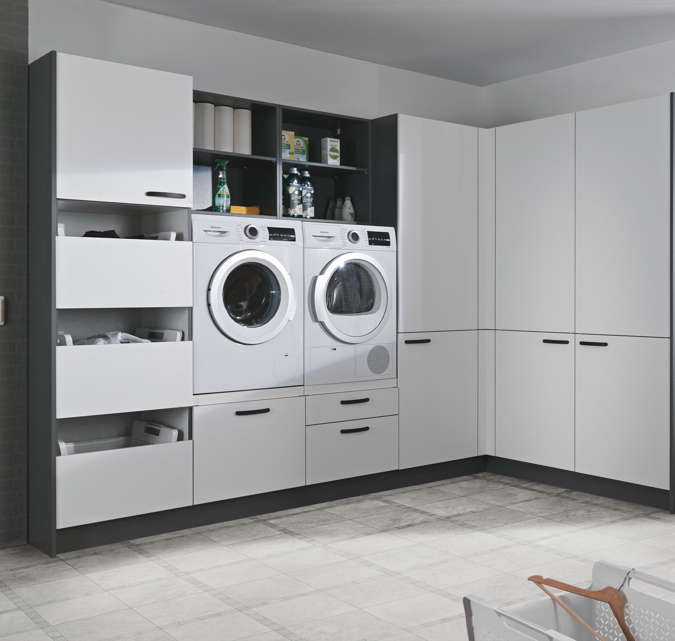 Funktionale Waschküche mit moderner Waschmaschine und Trockner im Abstellraum