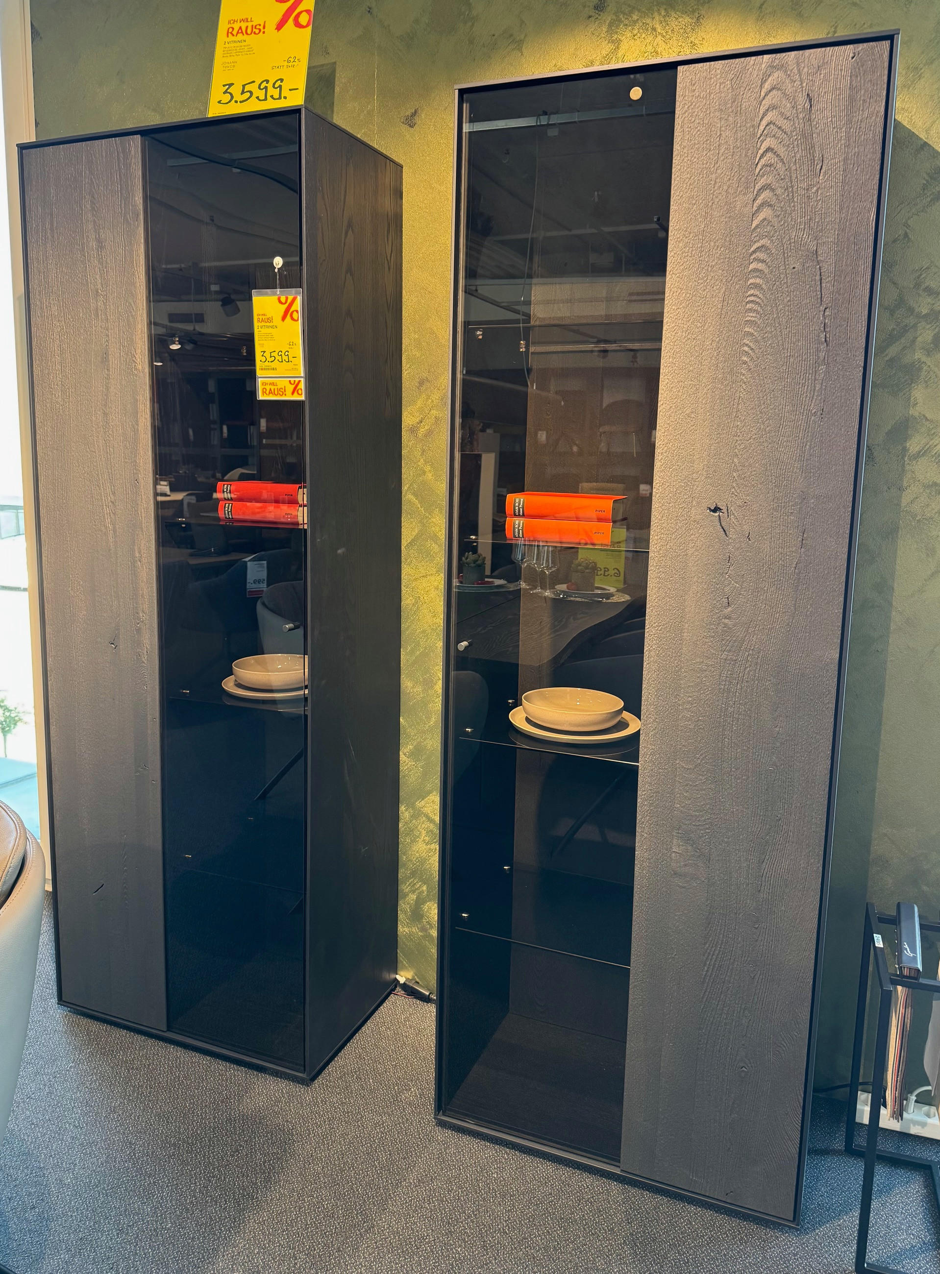 2 Vitrinen Lenya - Johann Jakob