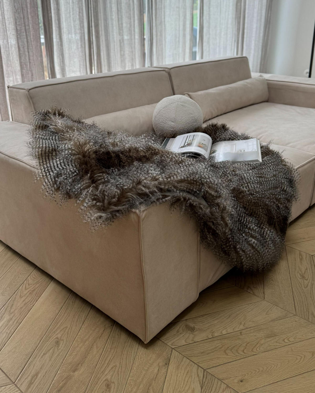 CANAPEA 2 LOCURI catifea bej deschisă Hellnar - bej, material textil (262/70/126cm) - Beliani