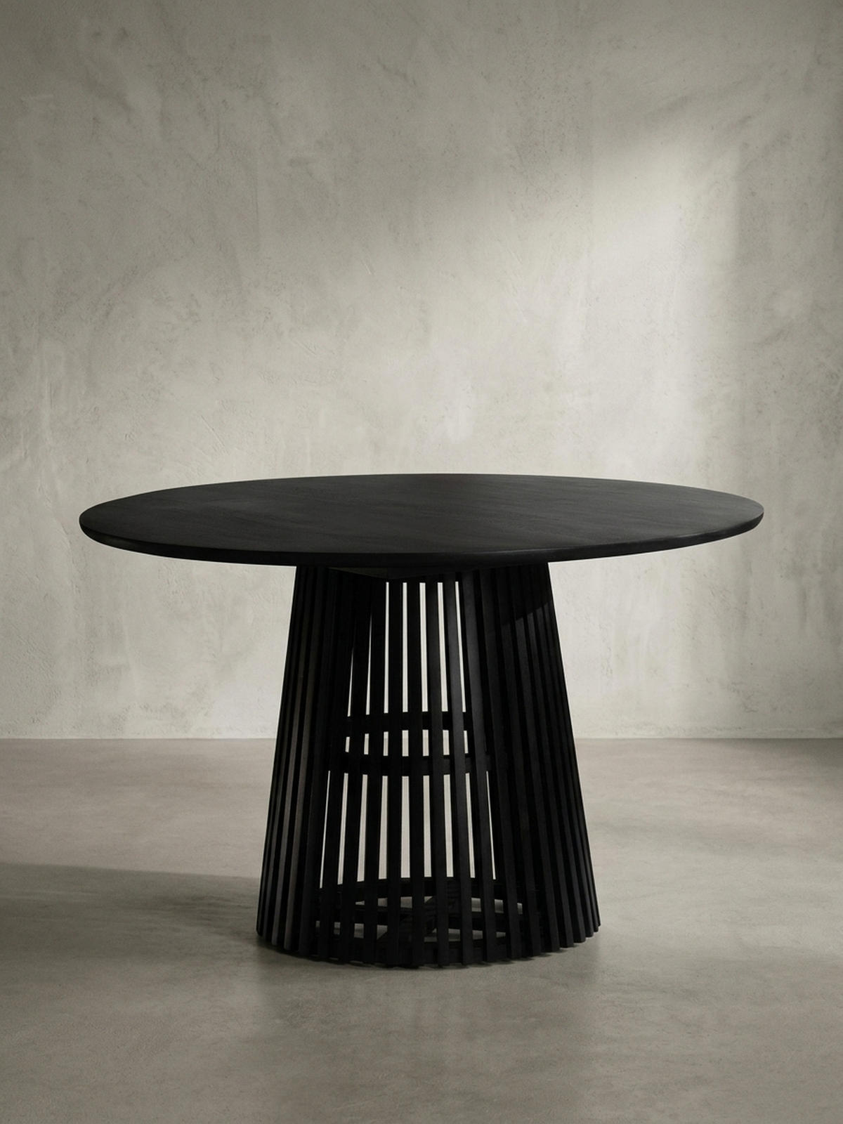 ESSTISCH – Rund Mango Massivholz Lamellengestell Matt-Schwarz handgefertigt - Schwarz, Mangoholz/Holz (120/120/77cm) - KADIMA DESIGN