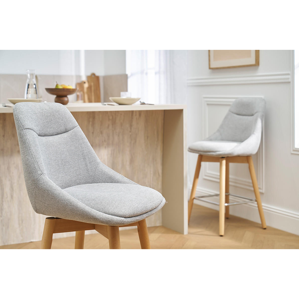 BARHOCKER mit 360° Drehfunktion aus grauem Samteffekt Stoff und hellem Holz H65 cm (2er Set) ALESS - Grau, Textil (52.5/95.5/49.5cm) - Miliboo