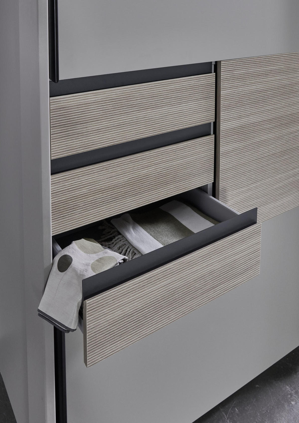 KLEIDERSCHRANK Bremen in Saharagrau mit Absetzungen in Multiplex 180 x 198 x 65 cm (B/H/T) – Schwebetürenschrank ohne Spiegel - Grau, Holzwerkstoff (120/200/80cm)