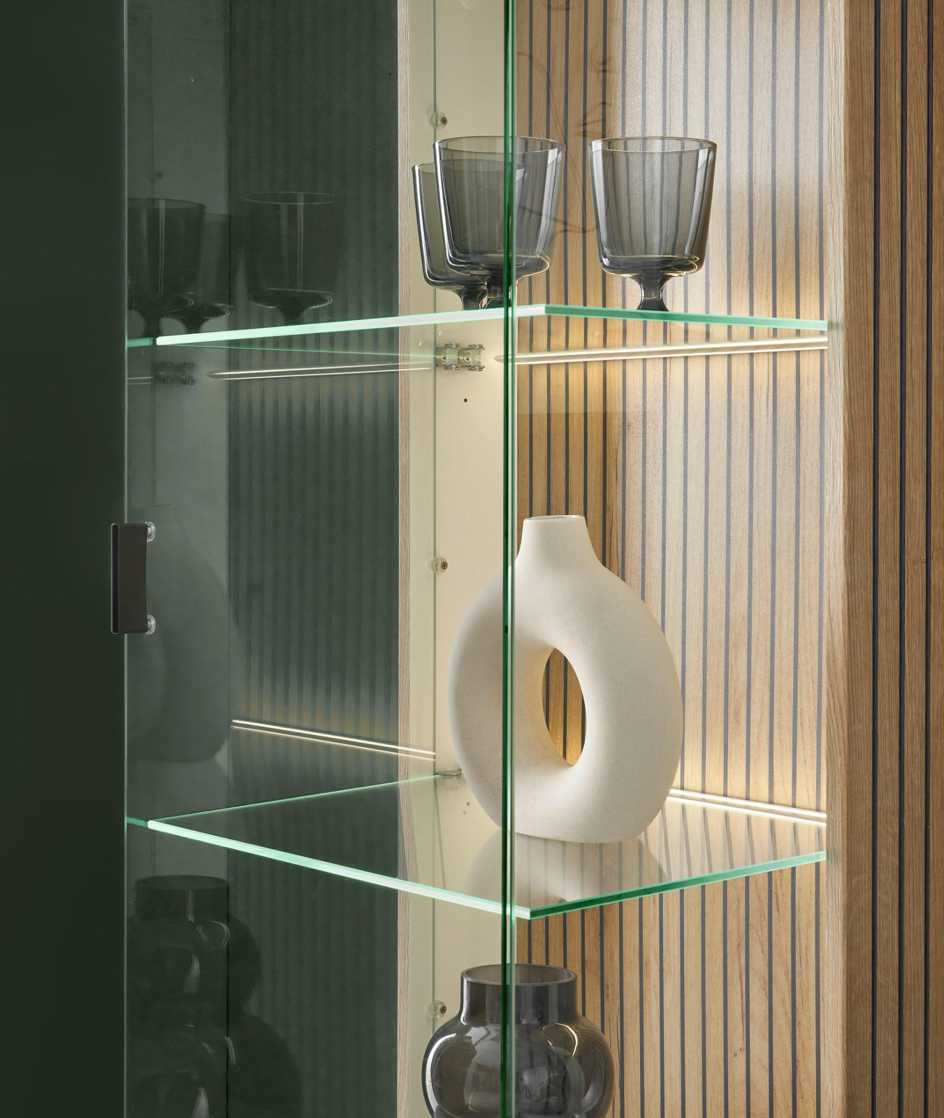 Thumbnail - Furn.Design Vitrine, Weiß, Eiche, Metall, Nachbildung,Eiche, Uni, Holz Optik, 2 Fächer, Rechteckig, eckig, 48x180x38 cm,...