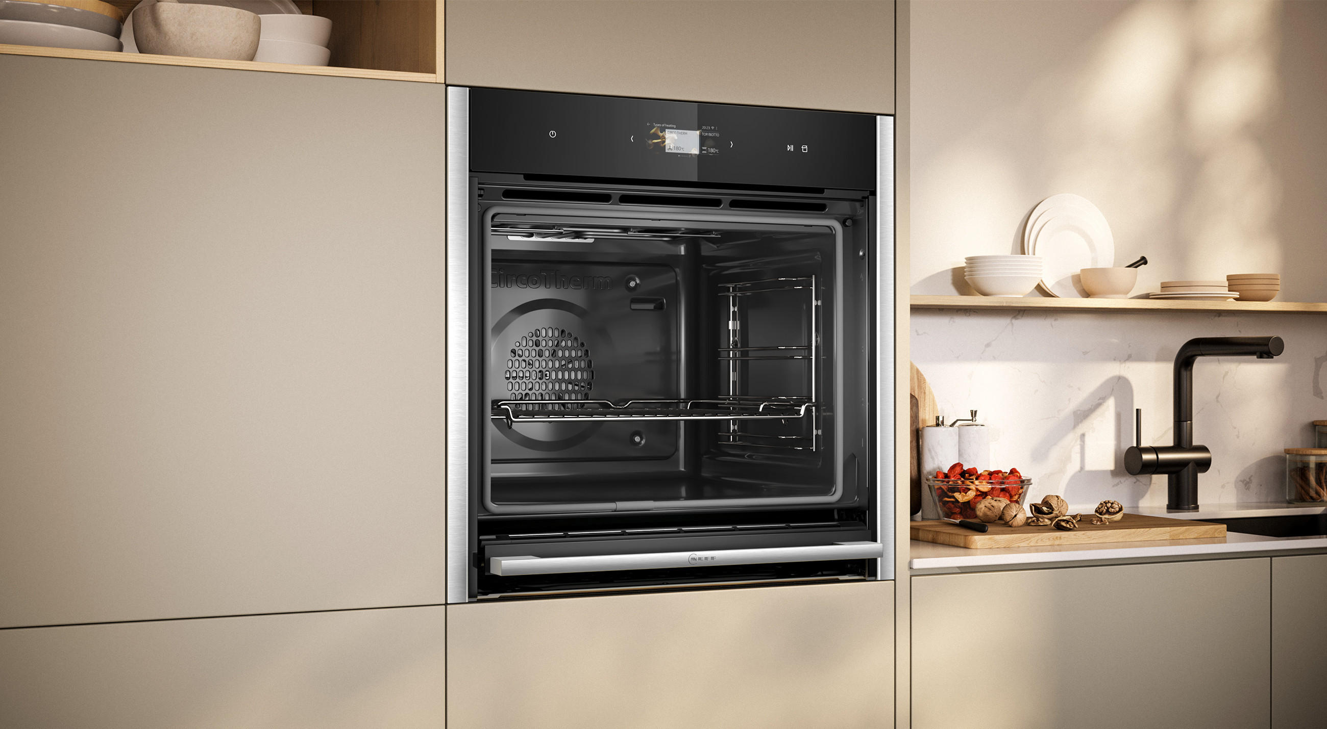 Offener Backofen von NEFF zeigt glänzendes Innenleben, mithilfe der Pyrolyse-Selbstreinigung.