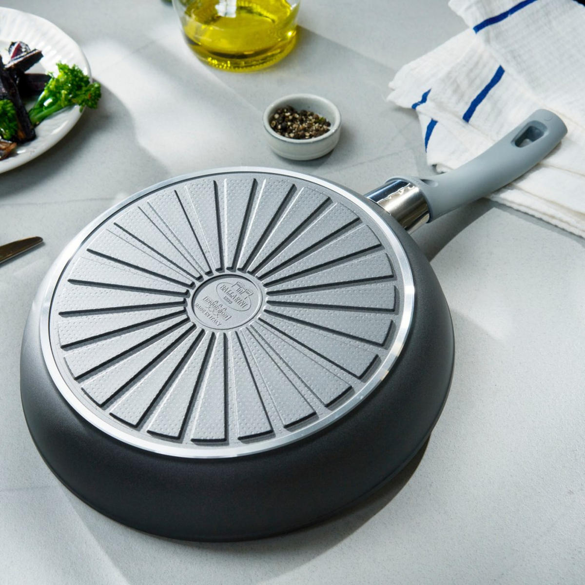 PFANNE Schwarz 45/29/12 cm 750030540 - Schwarz, Metall (28cm) - Ballarini