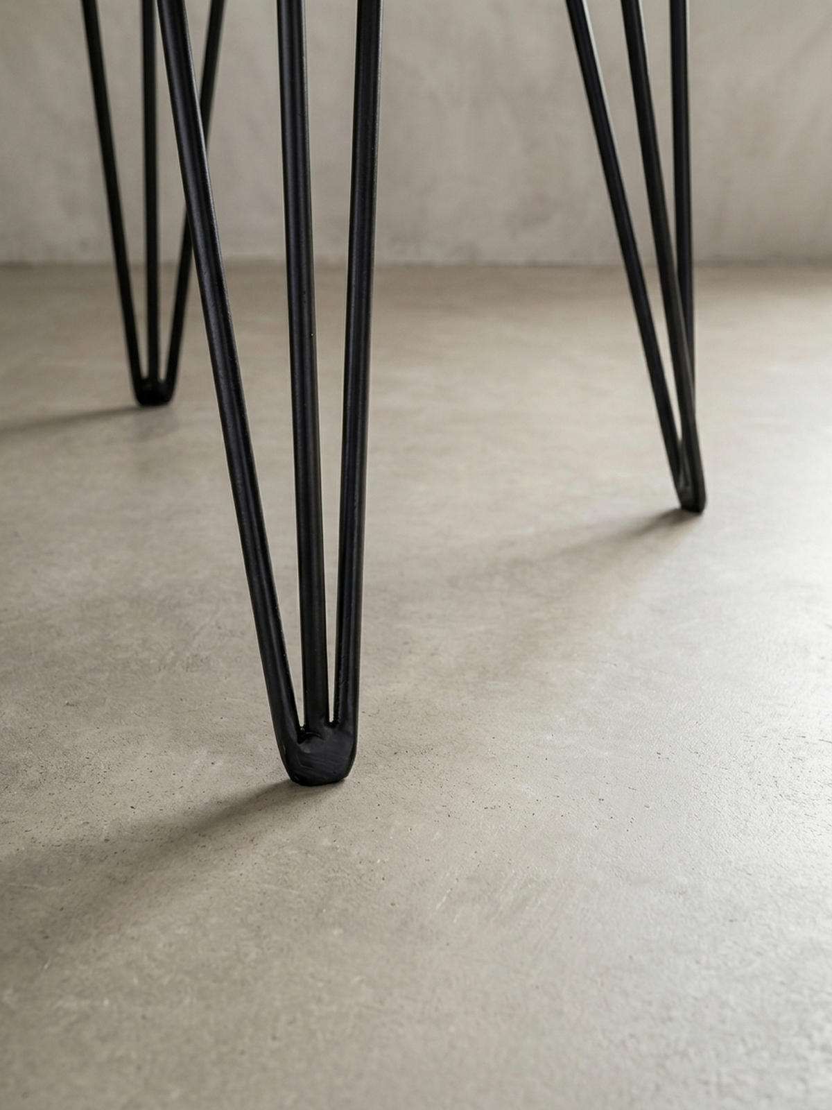 COUCHTISCH Massivholz Sheesham mit Baumkante und Haarnadelbeinen, Stil Natürlichkeit - Schwarz/Braun, Holz/Metall (51/56/38cm) - KADIMA DESIGN