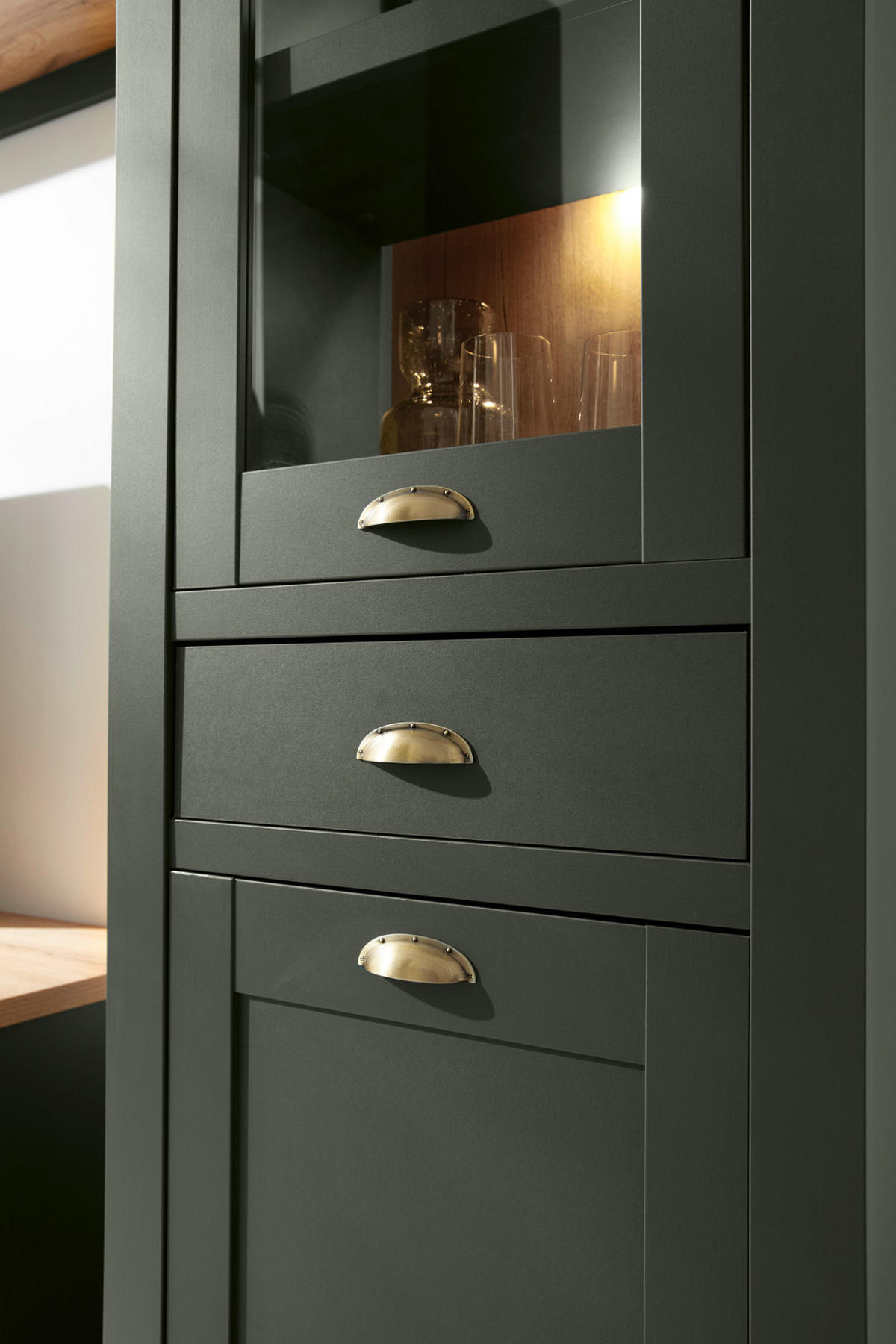 VITRINE grün, Wotan Eiche 68 x 207 cm, Vitrinenschrank im Landhaus-Stil - Dunkelgrün/Messingfarben, Glas/Holzwerkstoff (68/207/45cm) - Furn.Design