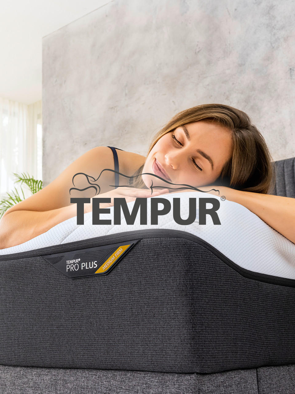 Frau schlafend auf Bett Tempur