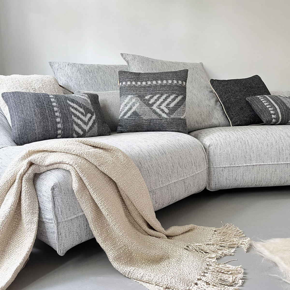 WOLLKISSEN Mochica schwarz Dekostreifen Rechteck 35x60 - Anthrazit, Textil (60/35/12cm) - Malagoon