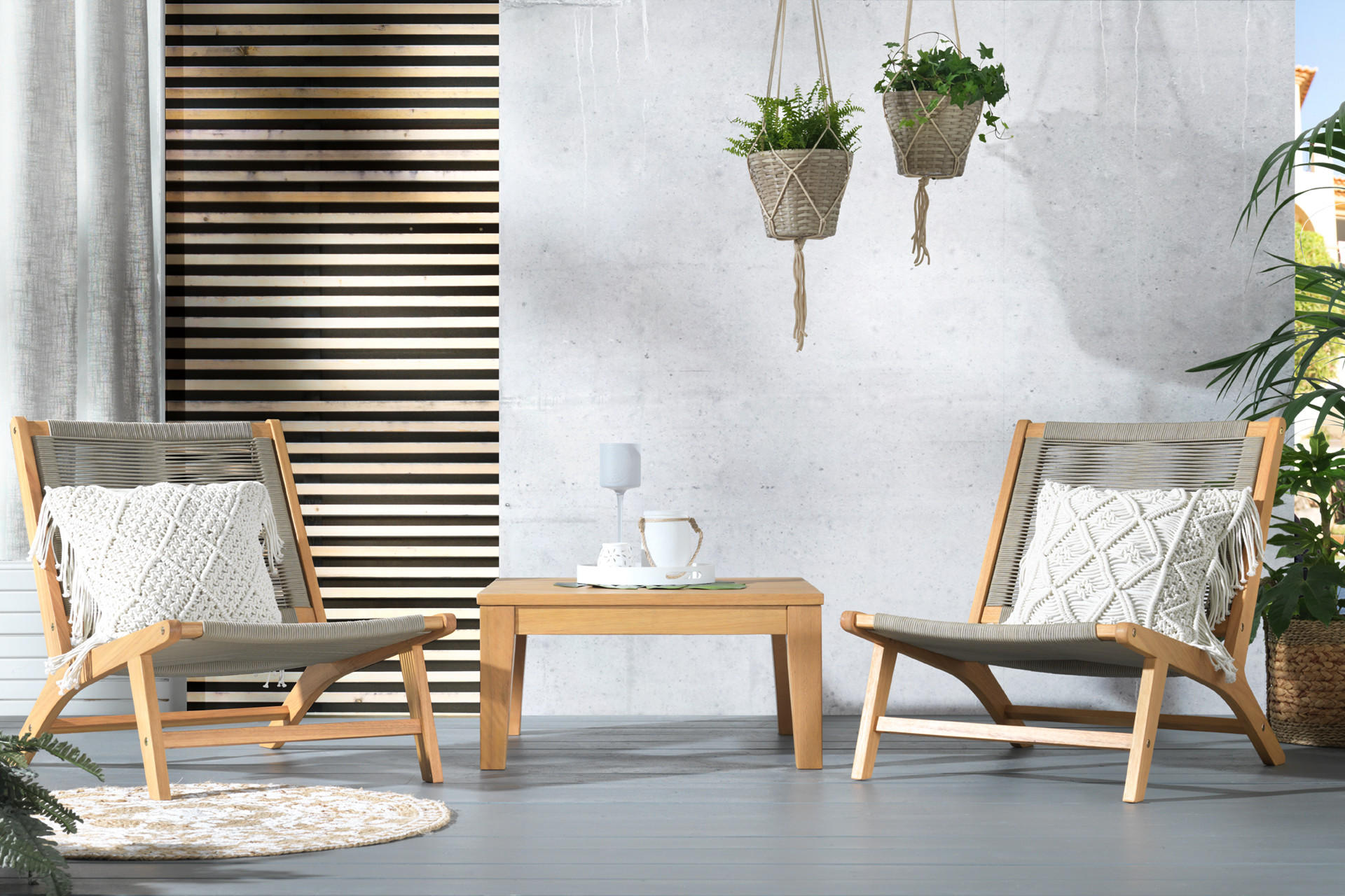 Balkonidee - Balkongestaltung mit Holz Gartenmöbeln