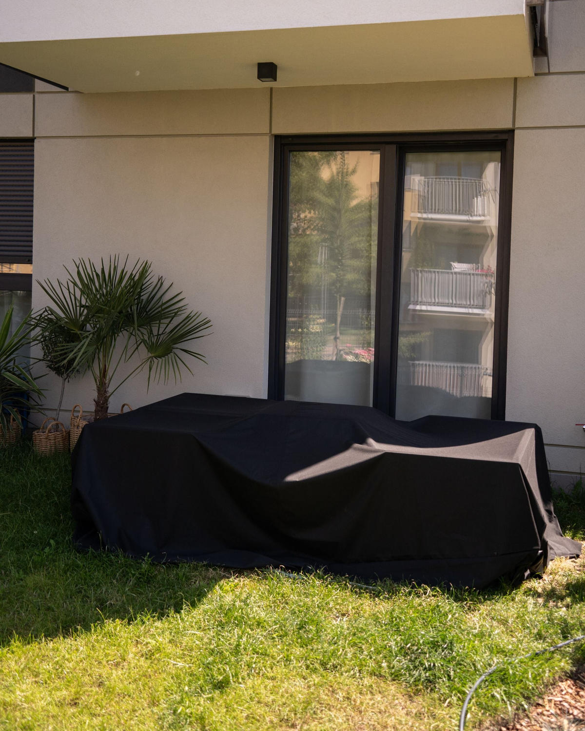 HUSĂ DE PROTECȚIE ÎMPOTRIVA PLOII 275/230/70 cm neagră Chuva - negru, material plastic (275/70/230cm) - Beliani