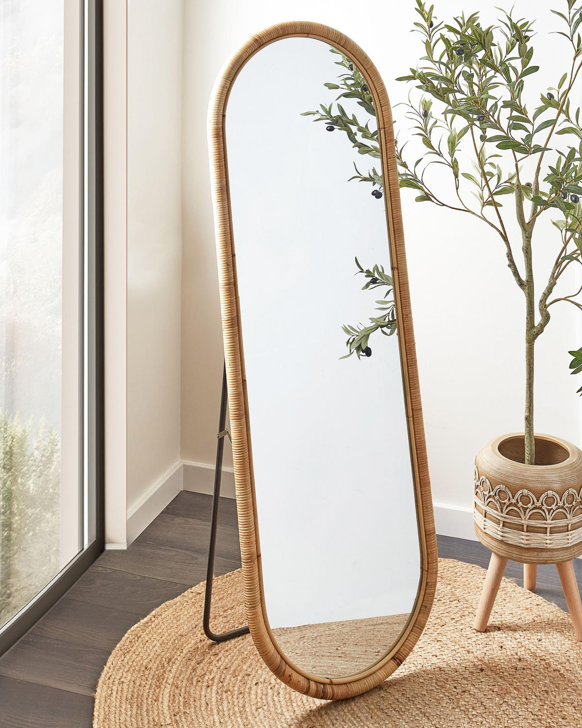 OGLINDĂ PE SUPORT 150 cm ratan culoare naturală Montot - culoare naturală/negru, materiale naturale (50/150/3cm) - Beliani