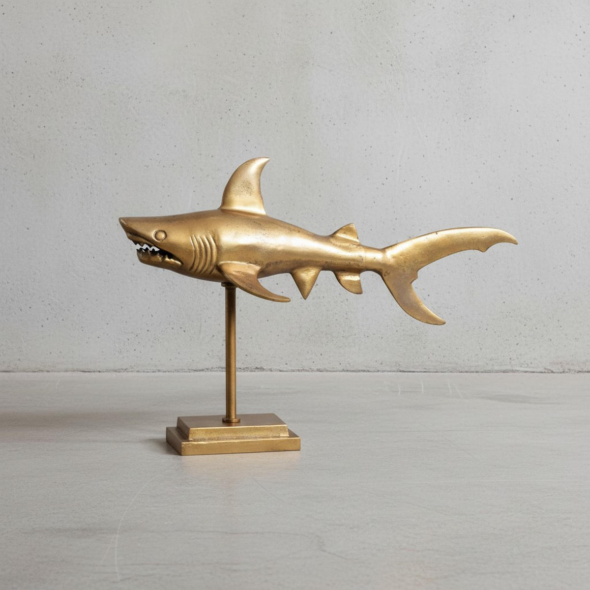 DEKOFIGUR Hai Aluminium 70 cm mit Sockel im maritimen Stil, Gold 70x27x49 cm - Goldfarben, Metall (70/49/27cm) - KADIMA DESIGN