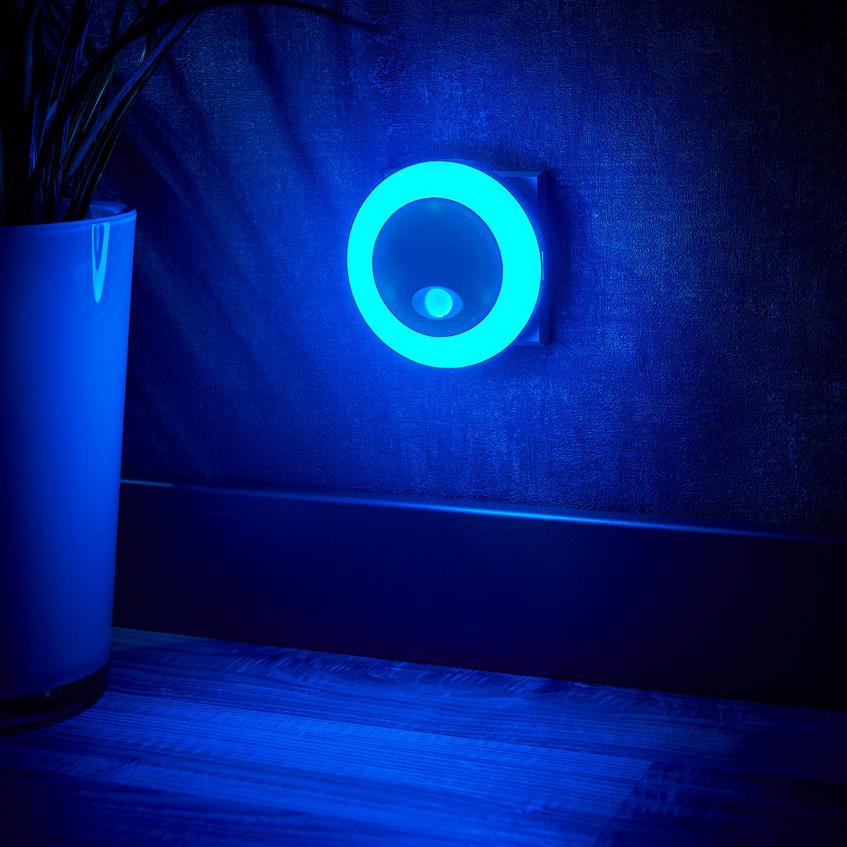 LED-NACHTLICHT - mit Bewegungsmelder und 2x USB-Ladeanschlüssen für warmweißes und buntes Licht, 1 Stück - Weiß, Kunststoff (6.7/9.3/9.3cm) - Northpoint