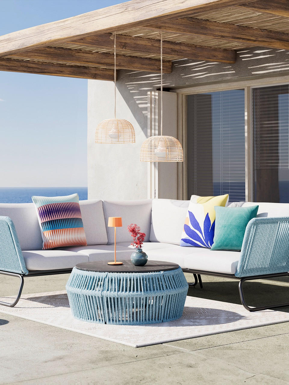 blaue gartenlounge auf einem Balkon am meer