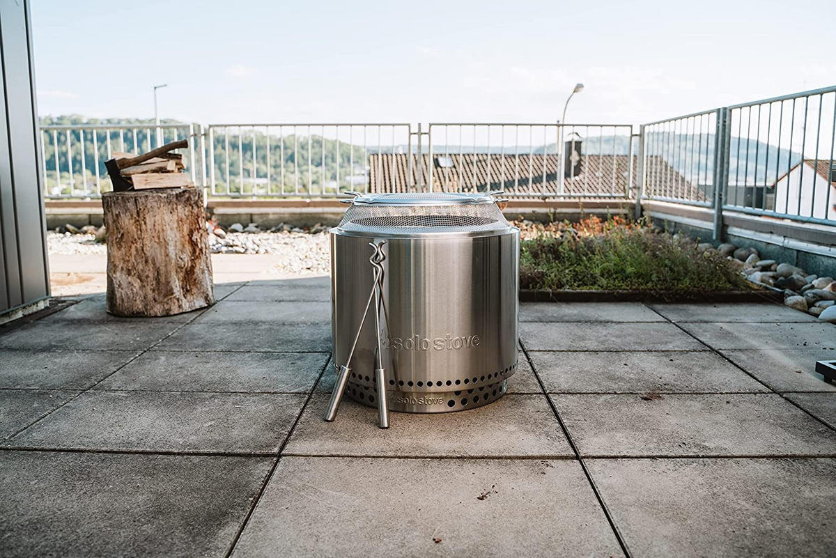 FEUERSCHALE Bonfire (III) – Edelstahl Outdoor-Kamin Ø49,5 cm, Raucharm, Tragbare Feuerstelle mit Standfuß für Garten & Terrasse - Silberfarben, Metall (49.5/44.5/49.5cm) - Solo Stove