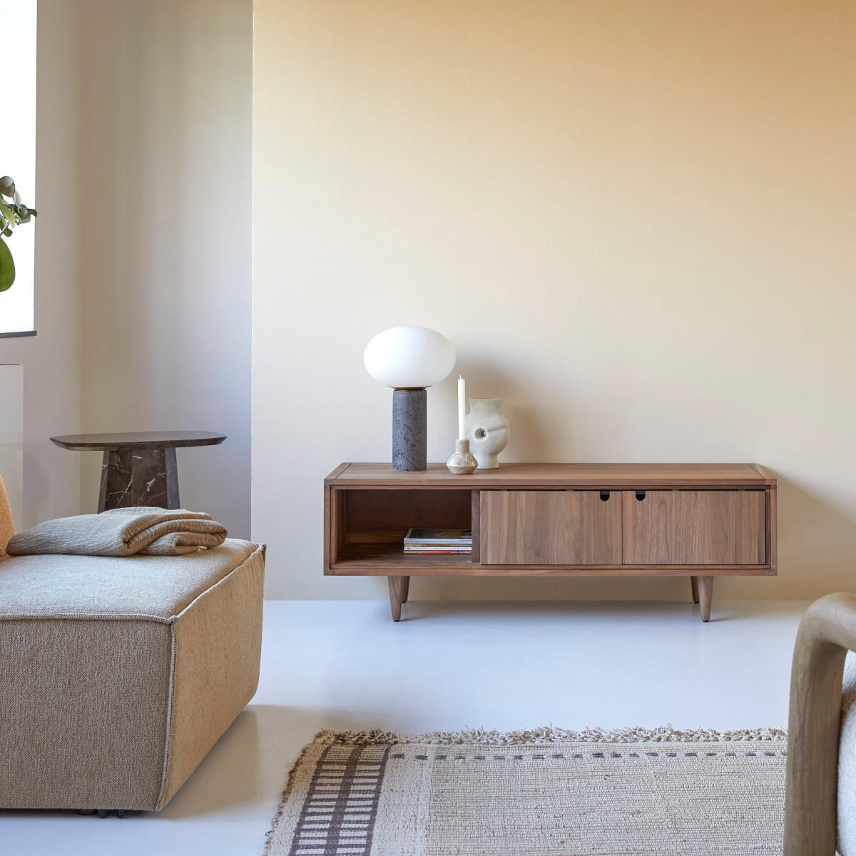 TV-SCHRANK Jonàk Dunkelbraun aus Walnuss - Dunkelbraun, Holz (140/45/45cm) - Tikamoon