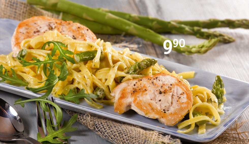 Hühnermedaillons auf Spargeltagliatelle