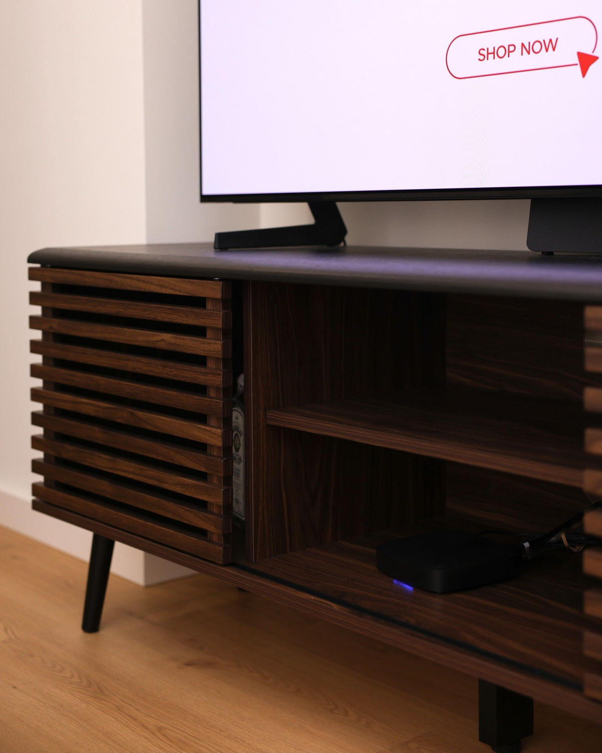 TV ORMARIĆ tamnosmeđi, crni PERTH 40/140/54 cm - tamno smeđa, drvni materijal (140/54/40cm) - Beliani