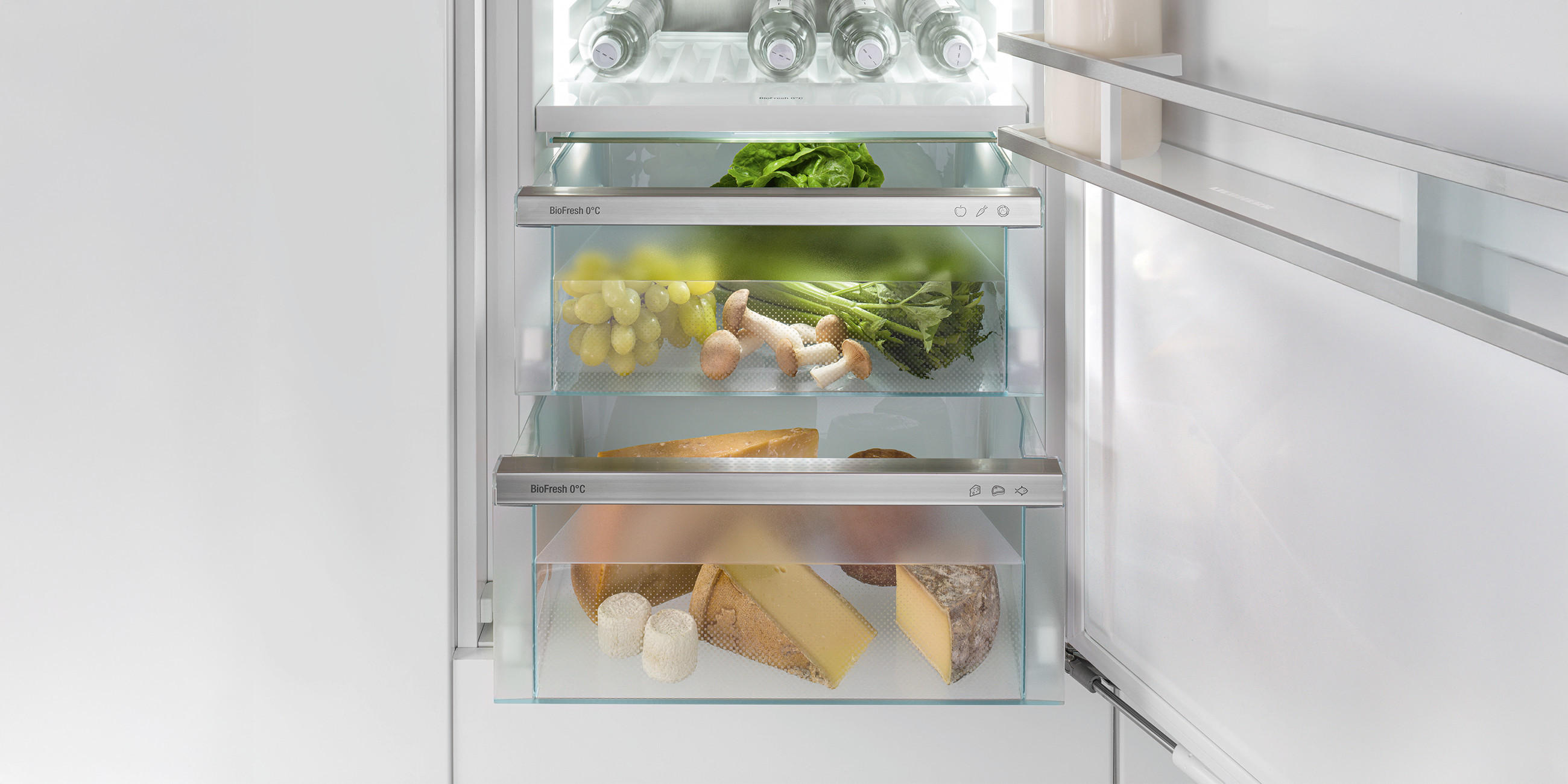 Nahaufnahme von offenen Kühlfach mit BioFresh Funktion von LIEBHERR.