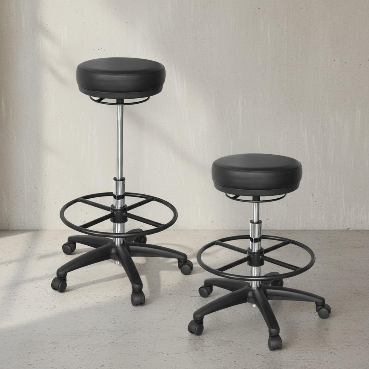 ARBEITSHOCKER Kunstleder mit Fußablage, Kunststoff-Fußkreuz, drehbar LIVORNO - Schwarz, Kunststoff/Textil (60/88/60cm) - KADIMA DESIGN