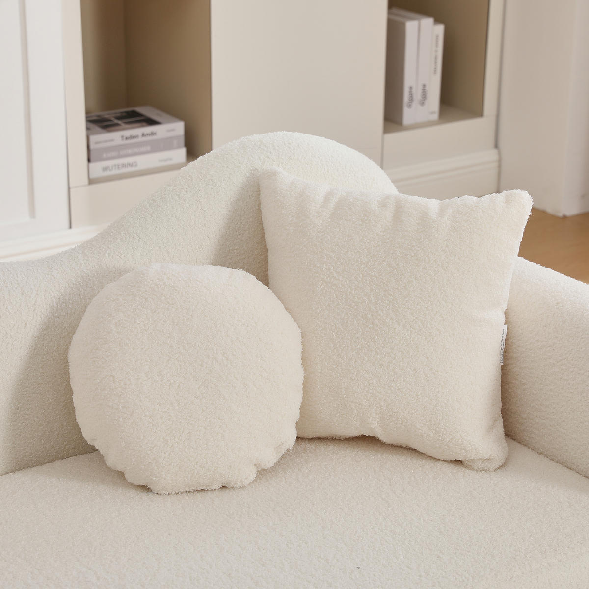 CHAISELONGUE Weiß mit Stauraum und geschwungener Rückenlehne, Lammfell-Optik - Goldfarben/Weiß, Holzwerkstoff/Textil (64/70/134cm) - CHICFURN