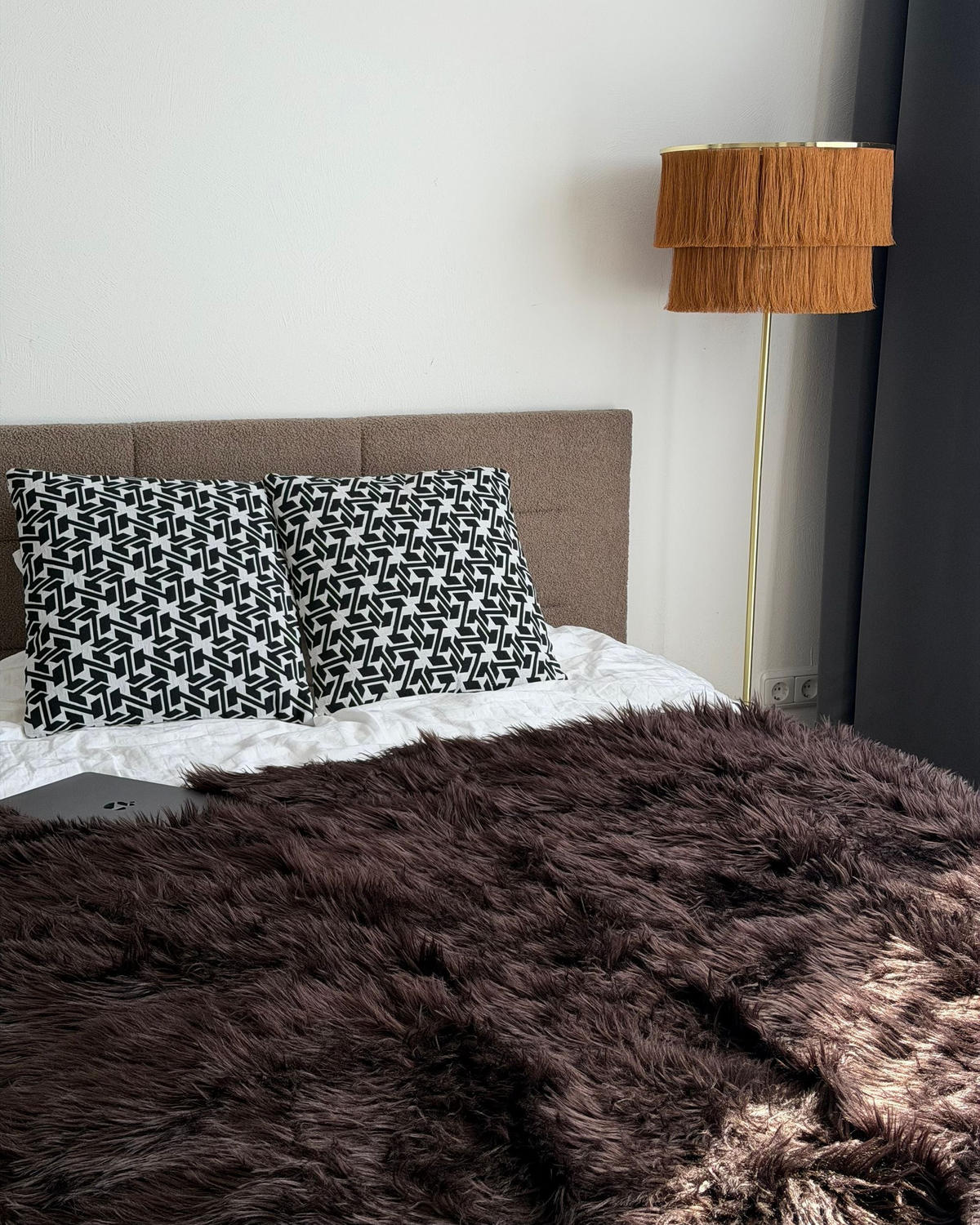 PREGRINJALO rjava 150 x 200 cm Delice - temno rjava, tekstil (150/200cm) - Beliani