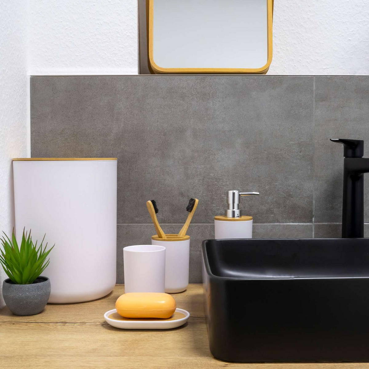BADEZIMMER ZUBEHÖR SET (6-tlg.) mit Zahnputzbecher Seifenschale Seifenspender Toilettenbürste - Weiß, Naturmaterialien (19.5/26/19.5cm) - Intirilife