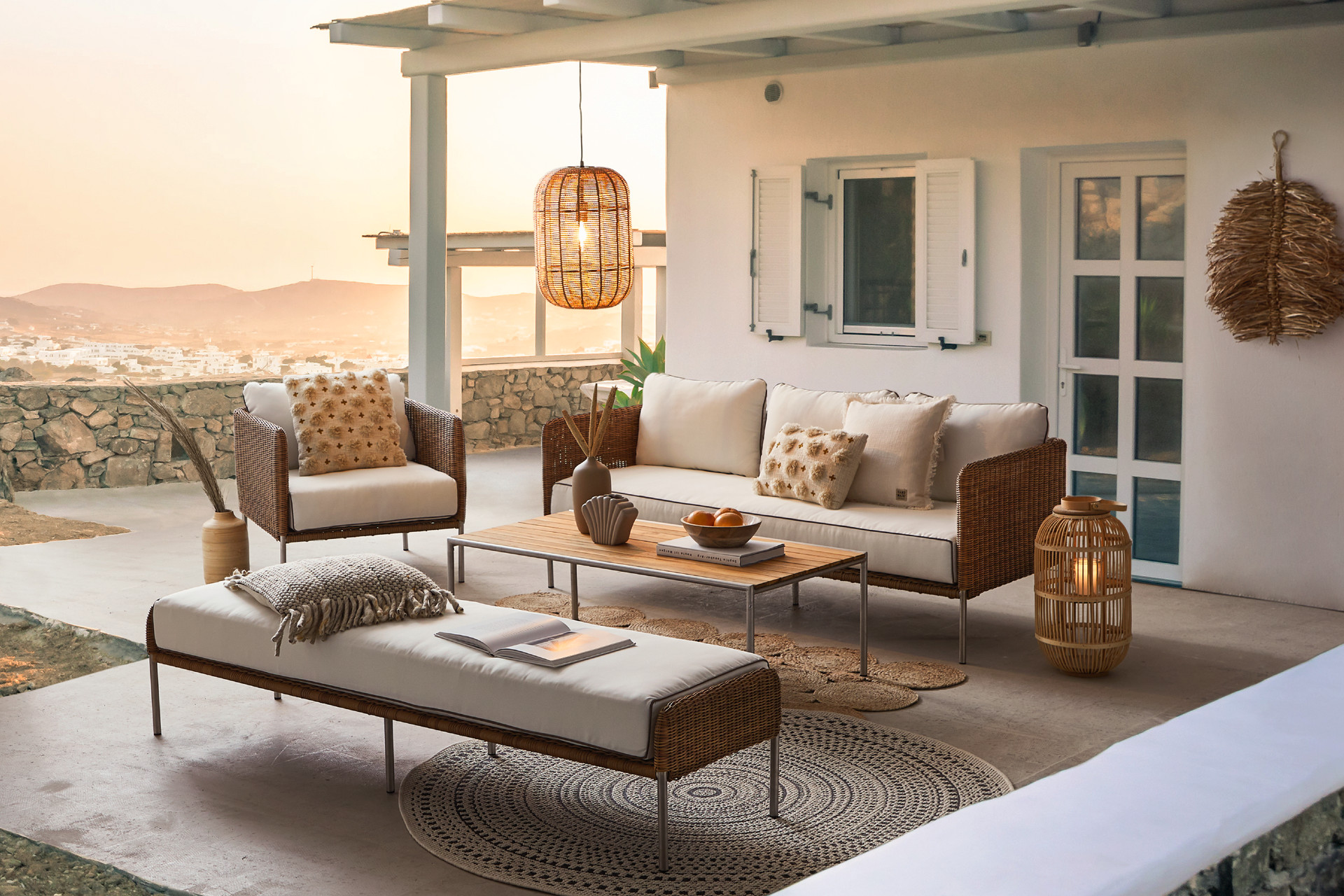 Ratanový zahradní nábytek s polstry v krémové barvě