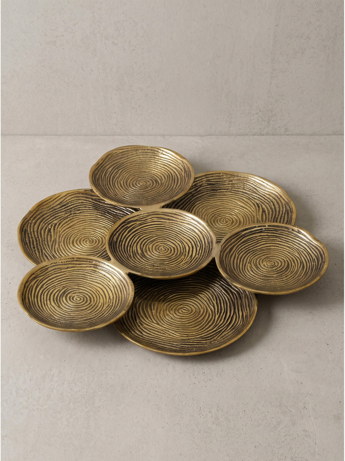 DEKOSCHALE CARMONA, Aluminium, handgefertigt, Gold, Ø 44 x 4 cm - Goldfarben, Metall (44/4cm) - KADIMA DESIGN