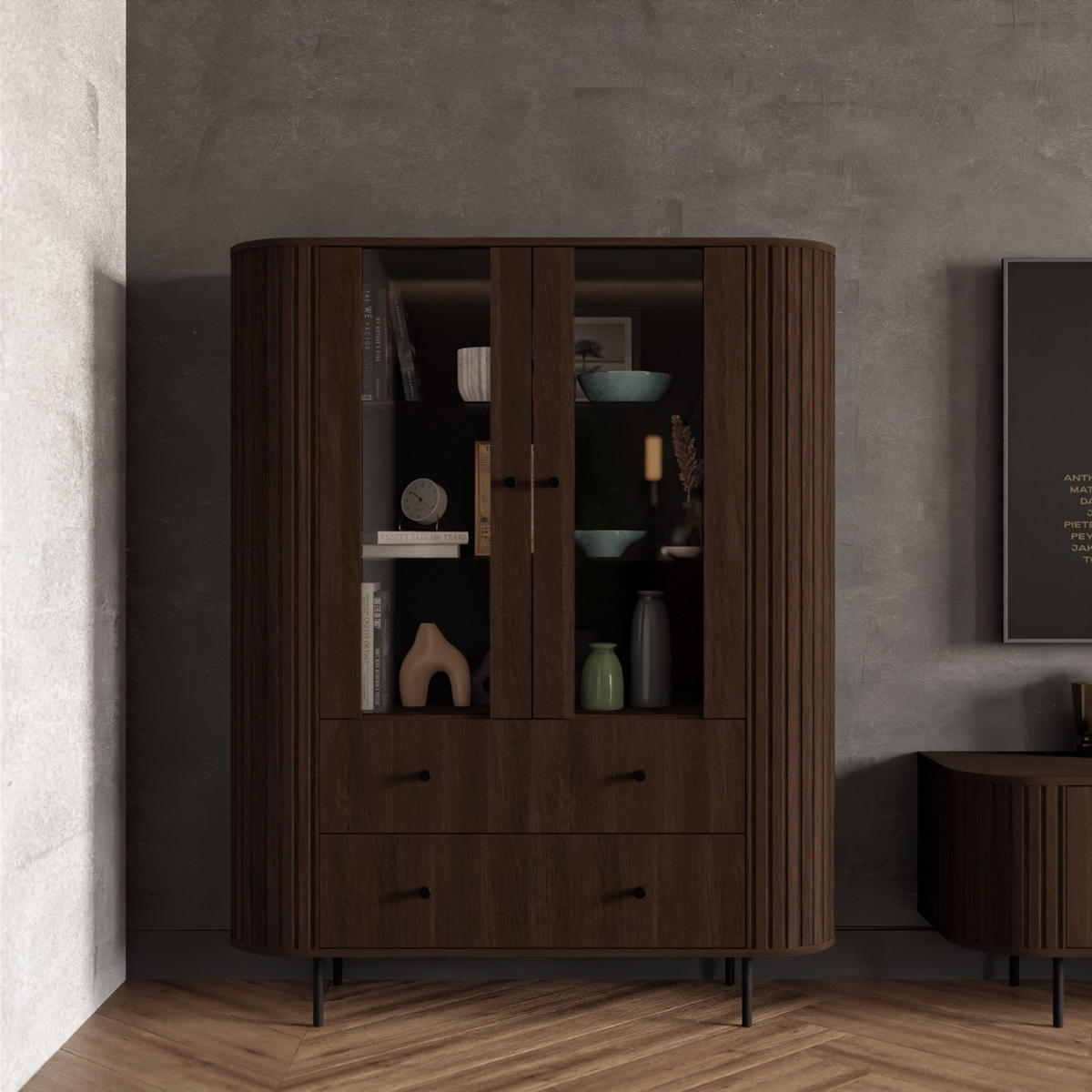 VITRINE Olivia 123 cm, mit Glastüren, 2 Schubladen und geriffeltem Design, dunkelbraun und schwarzfarbenen Metallfüßen - Dunkelbraun, Metall (123/155/43cm) - Margaret Hadas24